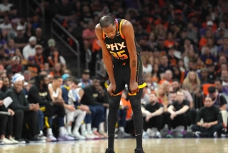 "Celtics" išsaugojo paskutinę gyvybę, "Suns" sezonas baigtas pažeminimu